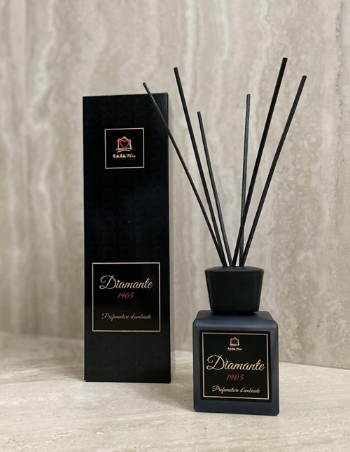 diffusore a bastoncino con packaging e profumo personalizzati da Profumia